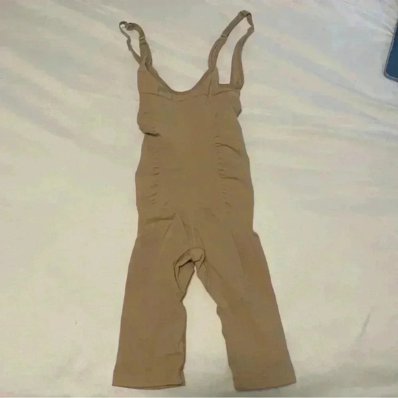 SKIMS Shapewear - Picture 6 of 7